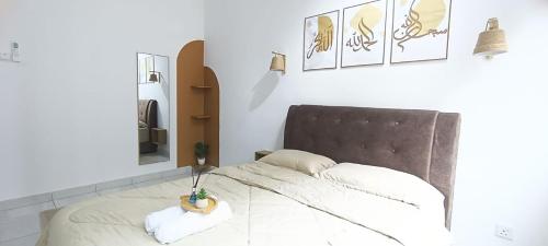 1 dormitorio con 1 cama con espejo en la pared en Midnight Homestay Youth City en Nilai