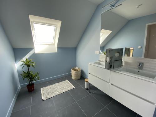 uma casa de banho com um lavatório e um espelho em LE BEC - Maison 6 personnes - La Trinite-sur-Mer em La Trinité-sur-Mer