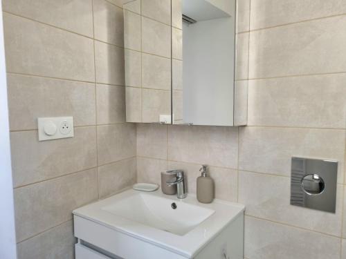 une salle de bain avec un lavabo blanc et un miroir dans l'établissement Studio centre historique 1, à Aix-en-Provence