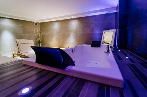 a room with a purple desk in a room at Villetta Ginori - Private Spa in Grosseto