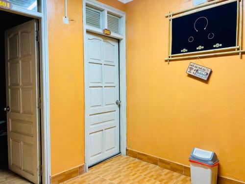ein Zimmer mit einer Tür und einem Schild an der Wand in der Unterkunft YoLoHome in Sa Pa