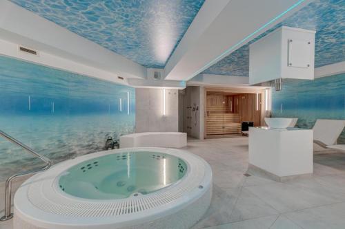 a bathroom with a jacuzzi tub in the middle of the room at Ariel in Świnoujście