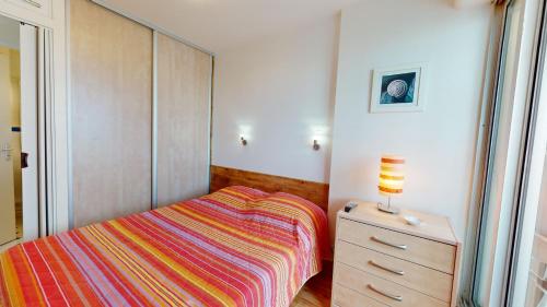 - une petite chambre avec un lit et une commode dans l'établissement Bulle O 50 m de la plage, à Saint-Gilles-Croix-de-Vie