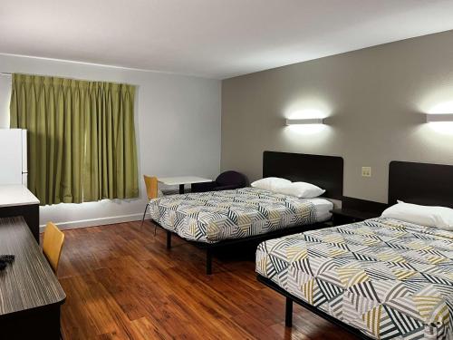 Ένα ή περισσότερα κρεβάτια σε δωμάτιο στο Studio 6 Suites Springfield, OH