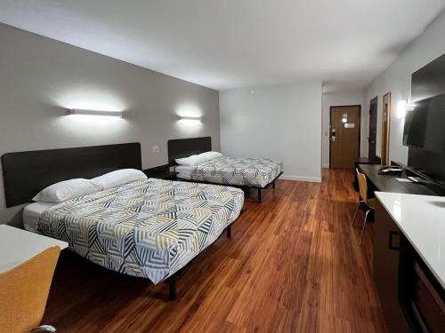 Ένα ή περισσότερα κρεβάτια σε δωμάτιο στο Studio 6 Suites Springfield, OH