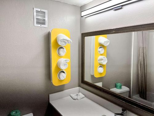 Ένα μπάνιο στο Studio 6 Suites Springfield, OH