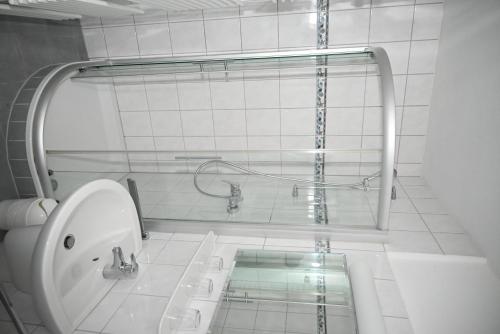 e bagno con doccia, servizi igienici e lavandino. di Hotel Passat a Borkum