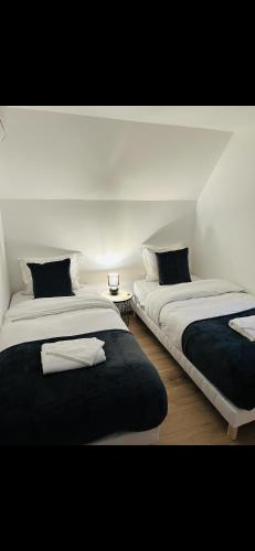 two beds sitting next to each other in a room at Petit Confort en Bresse in Mervans
