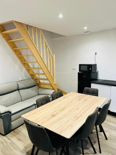 un salon avec une table en bois et un canapé dans l'établissement Petit Confort en Bresse, à Mervans