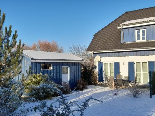 アルテフェーアにあるHoliday Home Sanddorn by Interhomeの雪の青白家屋