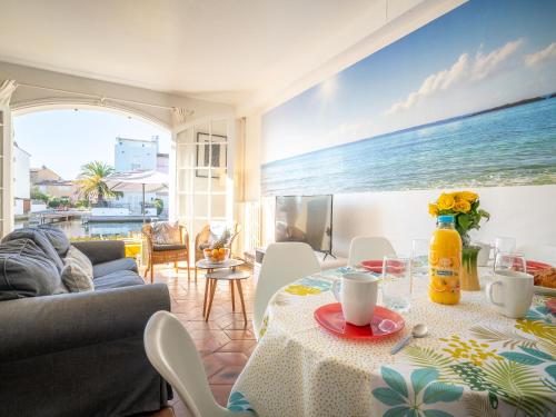 グリモーにあるHoliday Home Bleu Azur - POG120 by Interhomeのリビングルーム(テーブル付)が備わり、海の景色を望めます。