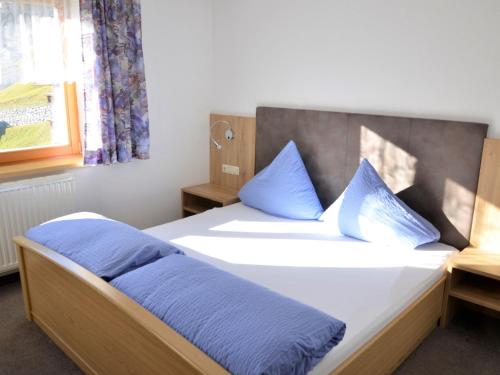 カップルにあるApartment Apart Rudigier - KPL410 by Interhomeのベッドルーム(青い枕のベッド1台付)
