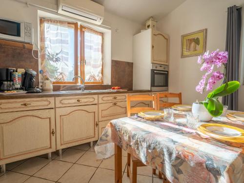 uma cozinha com uma mesa com uma toalha de mesa em Holiday Home Magali - HYE550 by Interhome em Hyères