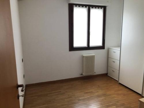 ein leeres Zimmer mit einem Fenster und einem Heizkörper in der Unterkunft Appartamento comodo per brevi periodi in Forlì