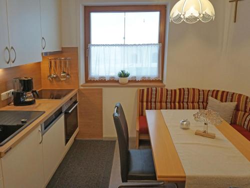 eine Küche mit einem Tisch und einem Esszimmer in der Unterkunft Apartment Pircher by Interhome in See