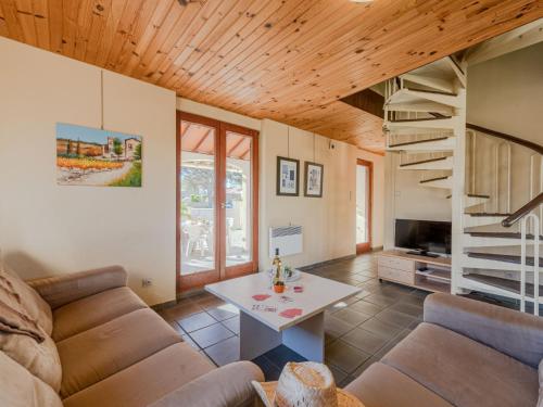 un salon avec un canapé et une table dans l'établissement Holiday Home Lotissement du Stade by Interhome, à Saint-Cyprien