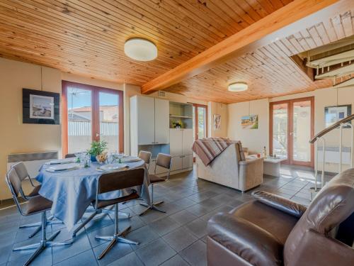 un salon avec une table et des chaises dans l'établissement Holiday Home Lotissement du Stade by Interhome, à Saint-Cyprien