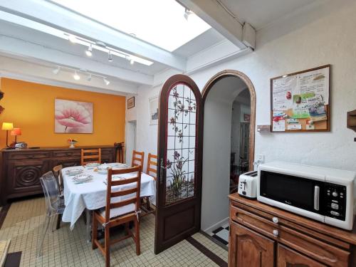 une salle à manger avec une table et un four micro-ondes dans l'établissement Holiday Home La Congrière by Interhome, à Cancale