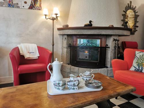 un salon avec une table et une cheminée dans l'établissement Holiday Home La Congrière by Interhome, à Cancale