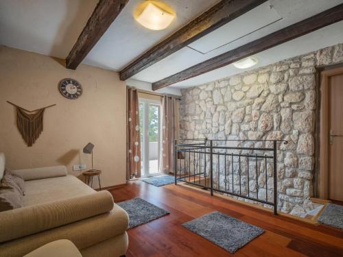 salon z kamienną ścianą i kanapą w obiekcie Holiday Home Bella by Interhome w mieście Dobrinj