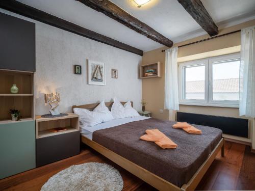 sypialnia z dużym łóżkiem z dwoma ręcznikami w obiekcie Holiday Home Bella by Interhome w mieście Dobrinj