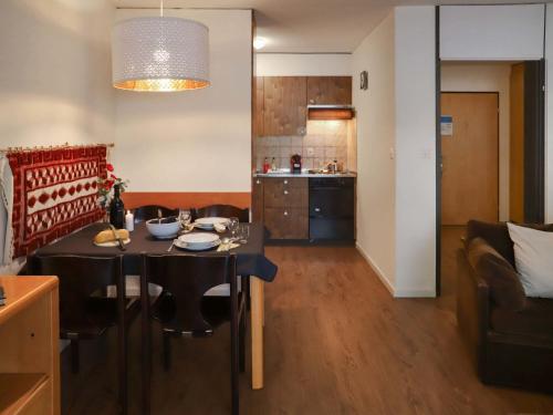 達沃斯的住宿－Apartment Allod-Park-5 by Interhome，厨房以及带桌子和沙发的客厅。