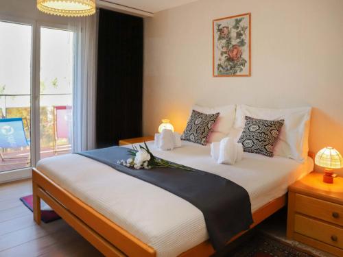 um quarto com uma cama grande e uma janela em Apartment Allod-Park-53 by Interhome em Davos