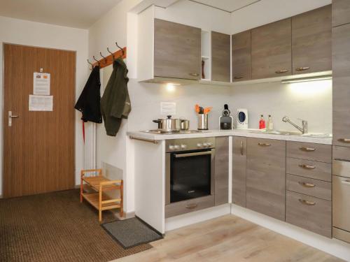 una cocina con estufa y fregadero en Apartment Primavista-3 by Interhome, en Zermatt