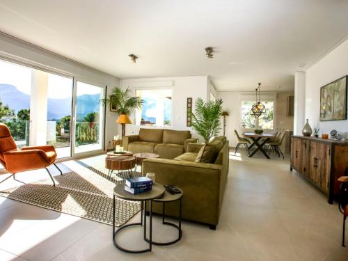 salon z kanapą i stołem w obiekcie Villa Villa Cara Mull Alcalalí by Interhome w mieście Alcalalí