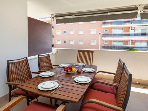 サン・アントニオ・デ・カランジャにあるApartment Les Suredes-2 by Interhomeの大きな窓のある客室で、テーブルと椅子が備わります。