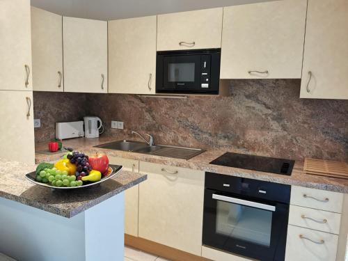 une cuisine avec un bol de fruits sur un comptoir dans l'établissement Apartment Quai Malo by Interhome, à Saint-Malo