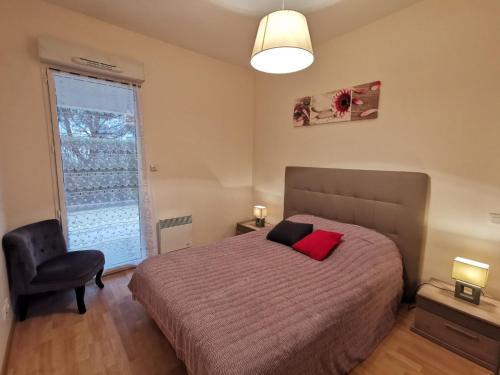 une chambre avec un lit, une chaise et une fenêtre dans l'établissement Apartment Quai Malo by Interhome, à Saint-Malo