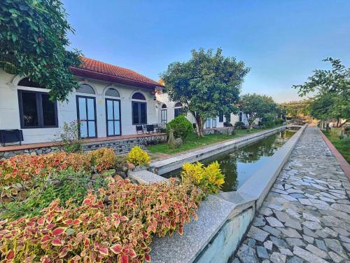una casa con un canale di fronte a una casa di Hoa Lu Garden a Ninh Binh