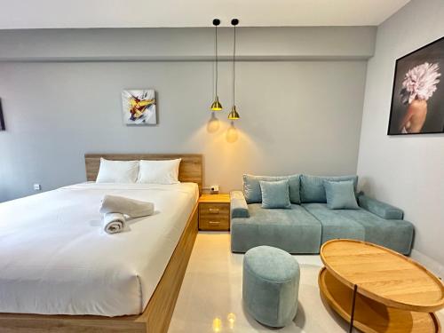 - une chambre avec un lit et un canapé dans l'établissement Lisa Apartment - SOHO Residence, à Hô-Chi-Minh-Ville