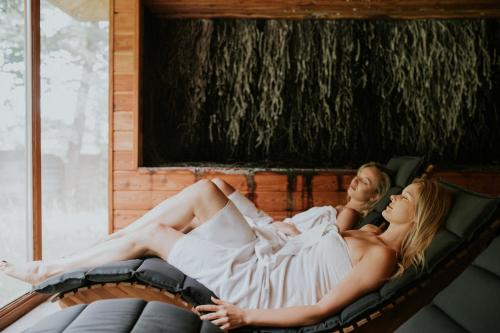dwie kobiety leżące w hamaku w obiekcie Hotel Dębowy Biowellness & SPA Góry Sowie w mieście Bielawa