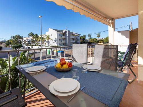 una mesa con platos y un bol de fruta en el balcón en Apartment Majari by Interhome, en Vinarós