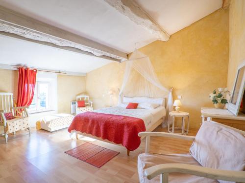 une chambre avec un lit avec une couverture rouge dans l'établissement Ferienhaus Chateauneuf 120S, à Châteauneuf
