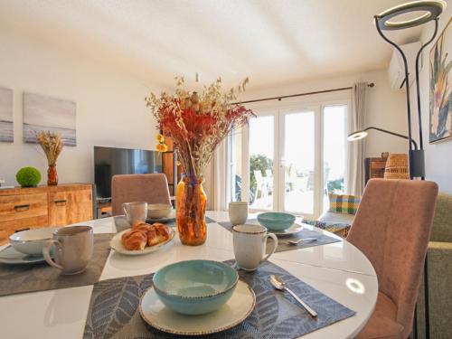 - une table à manger avec des bols et des tasses dans l'établissement Holiday Home Roche Rouge by Interhome, à Théoule-sur-Mer