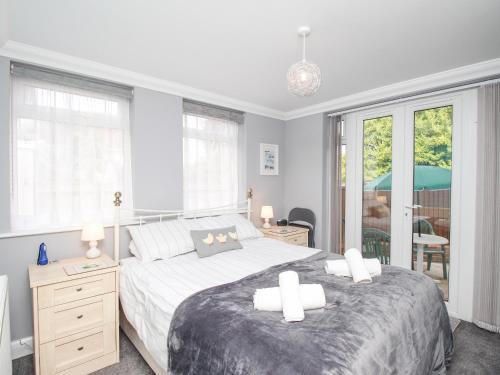 um quarto com uma cama grande e 2 almofadas brancas em Sandy Haven em Swanage