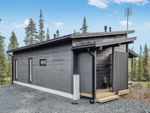 ein kleines Holzgebäude mit einer Garage in der Unterkunft Holiday Home Rukan hukka by Interhome in Virkkula