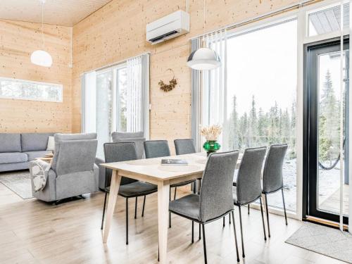 ein Esszimmer mit Tisch und Stühlen in der Unterkunft Holiday Home Rukan hukka by Interhome in Virkkula