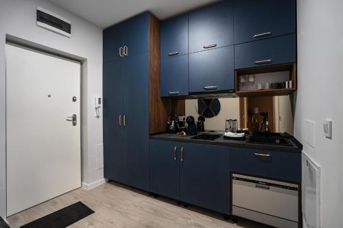 Køkken eller tekøkken på The Blue Sanctuary by Blvd 70B2 - Premium Modern Apartment