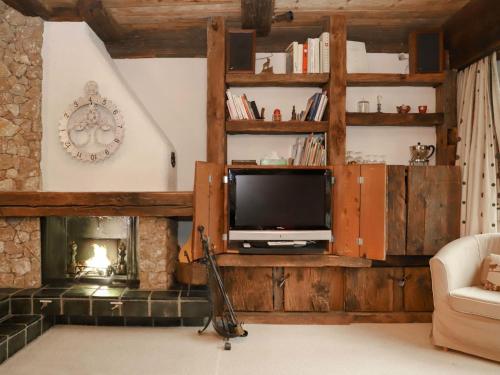 sala de estar con TV y chimenea en Chalet Uberer A1 by Interhome, en Zermatt