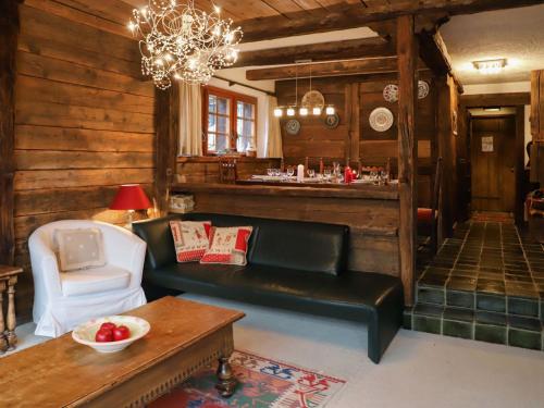 - un salon avec un canapé et un lustre dans l'établissement Chalet Uberer A1 by Interhome, à Zermatt
