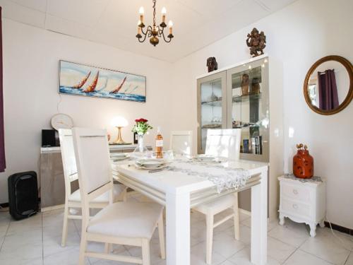 une salle à manger blanche avec une table et des chaises blanches dans l'établissement Villa Liou Miou Souleou by Interhome, à Mouans-Sartoux