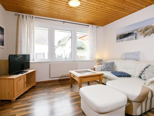 ein Wohnzimmer mit Sofa und Fernseher in der Unterkunft Holiday Home Fischerbungalow by Interhome in Zempin