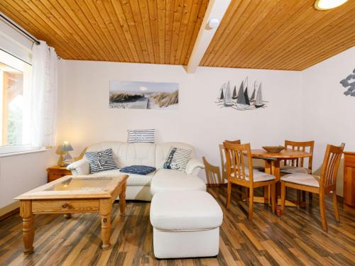 ein Wohnzimmer mit Sofa und Tisch in der Unterkunft Holiday Home Fischerbungalow by Interhome in Zempin