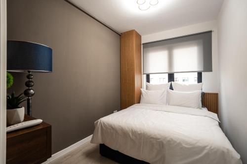 En eller flere senge i et værelse på The Blue Sanctuary by Blvd 70B2 - Premium Modern Apartment