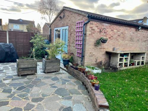 Pass the Keys Charming Guest House in St Albans with Parking
