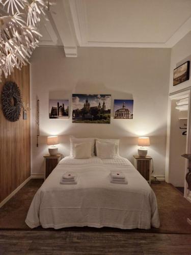 sypialnia z dużym białym łóżkiem z 2 lampami w obiekcie Klooster Mariadal Maastricht w mieście Maastricht